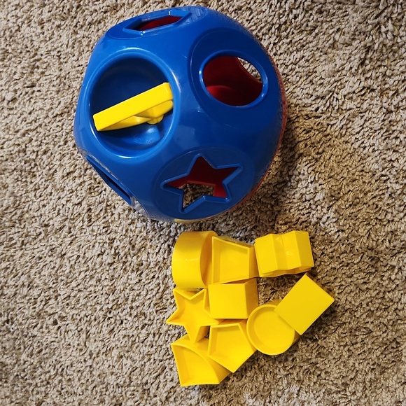 Tupperware shape toy - Picture 1 of 1